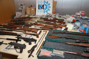 Auf dem Bild des Landeskriminalamtes Bayern sieht man die beschlagnahmten Waffen und das Material zur Sprengstoffherstellung. (Foto LKA Bayern)