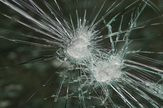 Bei den G20-Protesten in hamburg ging viel Glas zu Bruch. Diese Sicherheitsscheibe hielt trotz starker Beschädigung stand. Foto: Markus Burgdorf